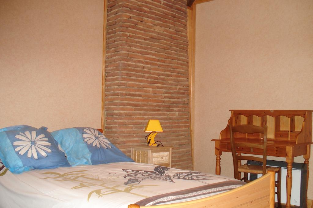 La Croix De Bois Bed & Breakfast Jayat Room photo